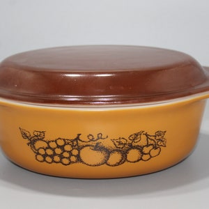 PYREX Old Orchard Pattern 1.5 qt Dish with Matching Brown Lid