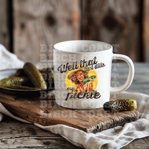 Pu&ograve; includere: Tazza in ceramica bianca con un cerchio giallo e una donna dei cartoni animati che tiene un cetriolo. Il testo sulla tazza recita "Well that just dills my pickle".