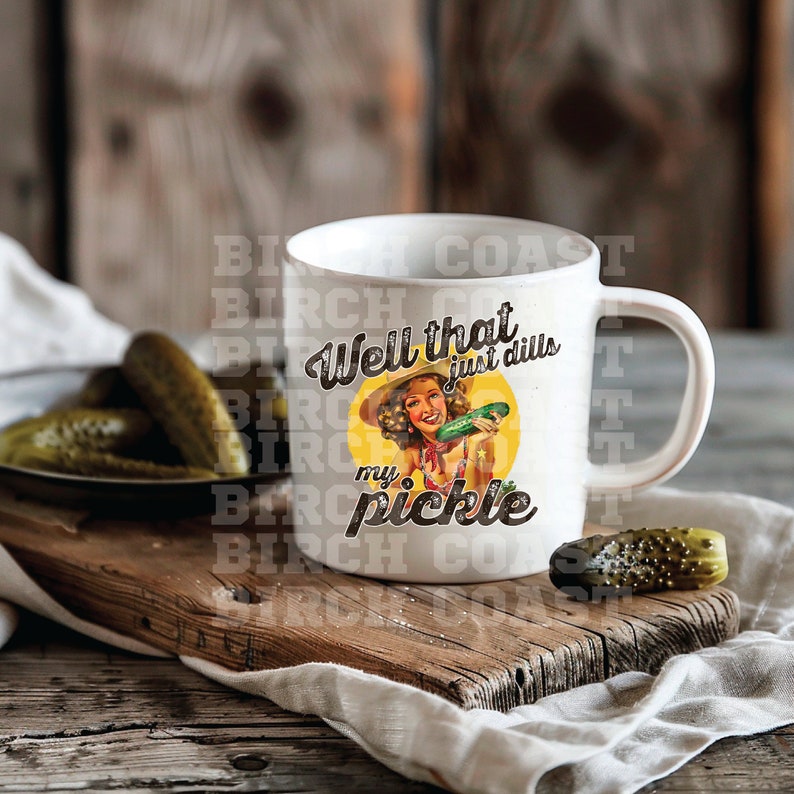 Pu&ograve; includere: Tazza in ceramica bianca con un cerchio giallo e una donna dei cartoni animati che tiene un cetriolo. Il testo sulla tazza recita "Well that just dills my pickle".