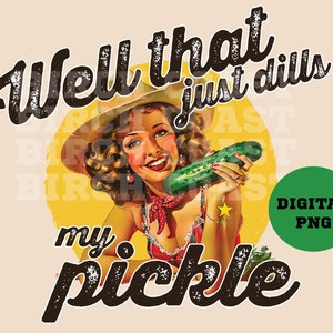 Pu&ograve; includere: Un'illustrazione in stile vintage di una donna con un cappello da cowboy che tiene un cetriolo. Il testo "Well that just dills my pickle" &egrave; scritto in un font usurato.