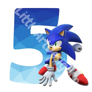 Può includere: Un numero cinque blu e bianco con Sonic the Hedgehog che corre davanti. Sonic è blu con guanti bianchi e scarpe rosse.
