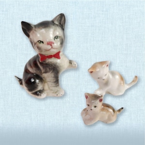 Juego de 3 gatitos atigrados de cerámica vintage, un macho grande y 2 gatitos pequeños. Japón, década de 1940.