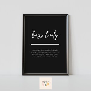 Può includere: Arte da parete stampabile in bianco e nero con il testo "boss lady" e una definizione del termine. Il testo è in un font scritto a mano. Il design è incorniciato in una cornice nera.