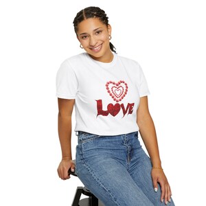 Unisex Love T-Shirt - Vibrant Heart Design, Gift for Valentine&#39;s Day, Casual Wear, Trendy Apparel