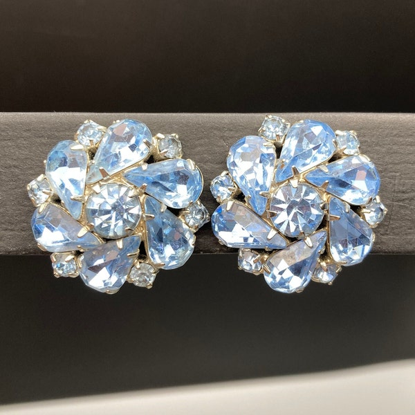 WEISS Signed VTG Lt Blue Rhinestone Clip On  Earrings Silver Tone 1” SPARKLY