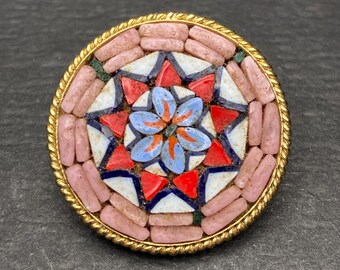 Broche vintage con diseño de flor de mosaico de vidrio italiano, color rojo, rosa y azul, de 1 pulgada.