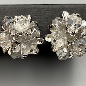 Vendome Vintage Signed Rhinestone Crystal Flower Clip On Earrings 1&quot; Silvertone