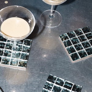 HOLIDAY DROP 1.0 Glasunderlägg (Begränsat lager) – Mosaikunderlägg – Julklappar - Födelsedagspresent