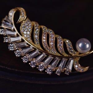 Graceful Feather Brooch with Zirconia & Pearl