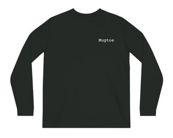 Könnte beinhalten: Schwarzes Langarmshirt mit dem weißen Aufdruck "Mugtoe" auf der Brust. Das Shirt hat einen Rundhalsausschnitt und eine schmale Passform. Die Ärmel sind lang und enden an den Handgelenken.