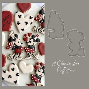 Puede incluir: Galletas decoradas con diseños de Mickey y Minnie Mouse, corazones y las palabras "Classic Love". Las galletas son rojas, negras y blancas. La imagen también incluye contornos de cortadores de galletas.