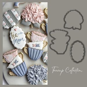 Peut inclure: Assortiment de biscuits au sucre décorés, dont des tasses à thé, des fleurs et un biscuit avec le texte "Tea-rrific Mom". Les biscuits sont dans les tons de rose, bleu, blanc et or. Des contours d'emporte-pièces sont également présents.