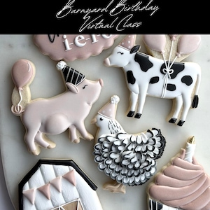 Puede incluir: Una colección de galletas decoradas con forma de animales de granja, un granero y una magdalena. Las galletas están decoradas con glaseado rosa, negro, blanco y beige. Las galletas están dispuestas sobre una superficie blanca. El texto "Mad Batter Cookie Co." está en la parte superior.