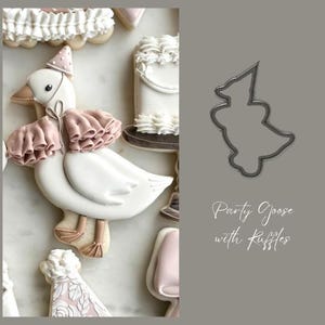 Puede incluir: Una galleta de ganso de fondant blanco con ribete de volantes rosa y un sombrero de fiesta de fondant blanco. La galleta está decorada con un cortador de galletas de metal gris en forma de ganso con ribete de volantes. El texto "Party Goose with Ruffles" está escrito en blanco sobre un fondo gris.
