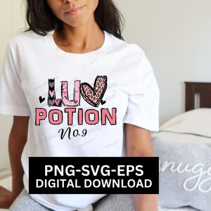 以下が含まれることがあります： ピンクとブラックのグラフィックデザインが施された白いTシャツで、「Luv Potion No.9」と書いてあります。グラフィックには、ヒョウ柄の大きなピンクのハートと、スタイリッシュなフォントで「LUV」の文字が描かれています。