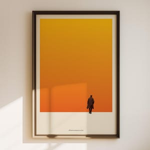 Könnte beinhalten: Ein gerahmtes minimalistisches Poster mit einem Farbverlaufshintergrund in Orange und Gelb. Eine Silhouette einer Person, die vom Betrachter weggeht, befindet sich unten in der Mitte des Posters. Der Text "All the best memories are made in the sun." befindet sich unten auf dem Poster.