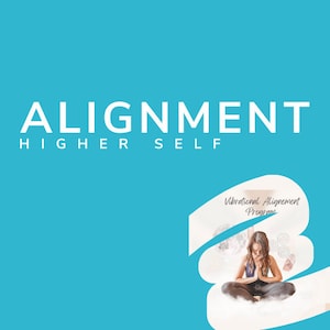Könnte beinhalten: Eine Frau meditiert in einer weißen Wolke mit dem Text "Vibrational Alignment Program" über ihr. Der Hintergrund ist hellblau mit dem Text "ALIGNMENT HIGHER SELF" in Weiß.