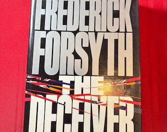 Könnte beinhalten: Ein Hardcover-Buch mit dem Titel "The Deceiver" von Frederick Forsyth. Das Buchcover ist schwarz mit weißer Schrift. Titel und Autorenname sind deutlich sichtbar. Das Cover-Design zeigt farbige Linien.