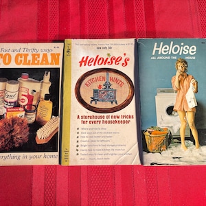 Pode incluir: Três livros de bolso vintage com dicas para limpeza e organização da casa. Os livros são intitulados "Fast and Thrifty Ways to Clean", "Heloise's Kitchen Hints" e "Heloise All Around the House".