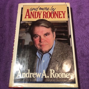 Op de afbeelding: Een boekomslag met een foto van Andy Rooney, een bekende Amerikaanse tv-persoonlijkheid en auteur. De titel van het boek is "And More by Andy Rooney".