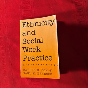 Könnte beinhalten: Ein Buch mit dem Titel "Ethnicity and Social Work Practice" von Carole B. Cox & Paul H. Ephross. Das Buch hat einen orangefarbenen Einband mit schwarzem Text und liegt auf rotem Hintergrund.