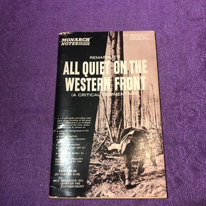 Może przedstawiać: Zabytkowa książka w miękkiej oprawie zatytułowana "All Quiet on the Western Front" Remarque'a. Okładka przedstawia czarno-biały obraz żołnierza idącego przez las. Książka jest częścią serii Monarch Notes Guides.