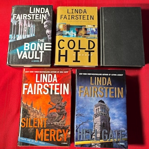 Puede incluir: Cinco libros de bolsillo de Linda Fairstein, autora de bestsellers del New York Times. Los libros se titulan "The Bone Vault", "Cold Hit", "Silent Mercy" y "Hellgate".