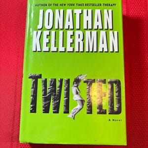 Könnte beinhalten: Ein gebundenes Buch mit dem Titel "Twisted" von Jonathan Kellerman. Das Buch hat einen leuchtend grünen Einband mit dem Namen des Autors in großen weißen Buchstaben. Der Titel "Twisted" ist in großen, strukturierten schwarzen Buchstaben gehalten, mit einer Illustration einer Frau.