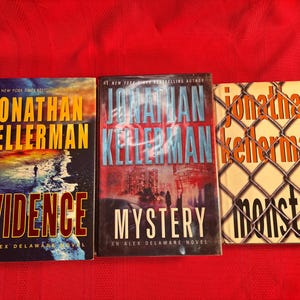 Puede incluir: Tres libros de bolsillo de Jonathan Kellerman, con el personaje de Alex Delaware. Los títulos son "Evidence", "Mystery" y "Monster".