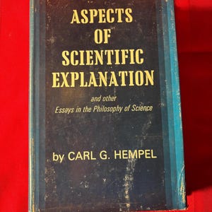 以下が含まれることがあります： カール・G・ヘンプルの著書「科学的説明の側面とその他の科学哲学のエッセイ」というタイトルの青い本です。