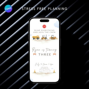 Puede incluir: Una invitación a una fiesta de cumpleaños con temática de construcción con un camión volquete amarillo, una carretilla elevadora y una excavadora. La invitación dice "Descargue todo y únase a la tripulación" y "Ryan cumple tres años". La invitación también incluye la fecha, la hora y el lugar de la fiesta.