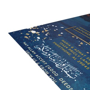 Puede incluir: Una invitaci&oacute;n de boda azul y dorada con una inscripci&oacute;n caligr&aacute;fica &aacute;rabe que dice: "Que Al&aacute; acepte las buenas acciones de nosotros y de ustedes". La invitaci&oacute;n incluye los nombres Maria & Azmat, la fecha y la direcci&oacute;n 13424 Prickly Lane, Sweet Home, AL 29045.