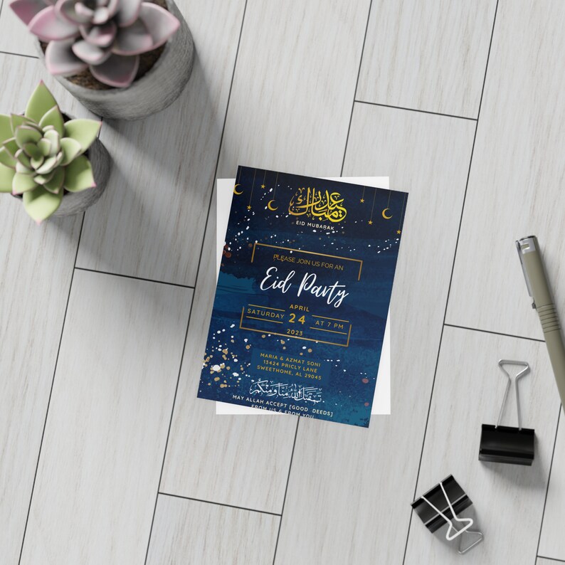 Puede incluir: Una invitaci&oacute;n azul y dorada para el Eid Mubarak con un dise&ntilde;o de estrella y media luna. La invitaci&oacute;n incluye el texto "Por favor, &uacute;nase a nosotros para una fiesta de Eid" y la fecha y hora de la fiesta. La invitaci&oacute;n est&aacute; sobre un fondo blanco.