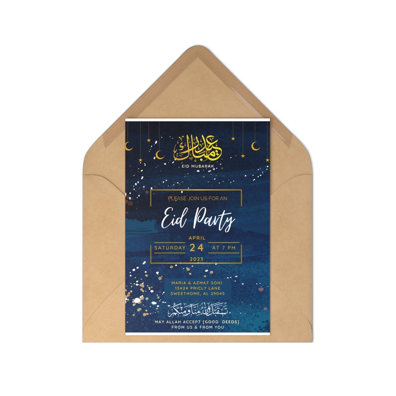 Puede incluir: Una invitaci&oacute;n a una fiesta de Eid Mubarak de color azul y dorado con un dise&ntilde;o de media luna y estrellas. La invitaci&oacute;n incluye la fecha, la hora y la ubicaci&oacute;n de la fiesta. El texto dice "Por favor, &uacute;nase a nosotros para una fiesta de Eid, el 24 de abril a las 7 PM, 2023, Maria & Azmat Soni, 13424 Prickly Lane, Sweethome, AL 29045, Que Allah acepte [buenas acciones] de nosotros y de ustedes."