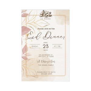 Puede incluir: Una tarjeta de invitación para una cena de Eid, con un fondo de acuarela y detalles florales dorados y rosas. La tarjeta incluye el texto "Eid Mubarak" en caligrafía árabe, junto con la fecha, la hora y la información de RSVP.