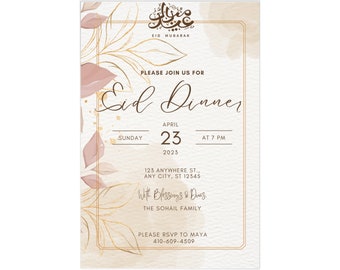 Puede incluir: Una tarjeta de invitación para una cena de Eid, con un fondo de acuarela y detalles florales dorados y rosas. La tarjeta incluye el texto "Eid Mubarak" en caligrafía árabe, junto con la fecha, la hora y la información de RSVP.