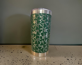 Tazza da viaggio Shamrock: tazza da caffè isolata verde