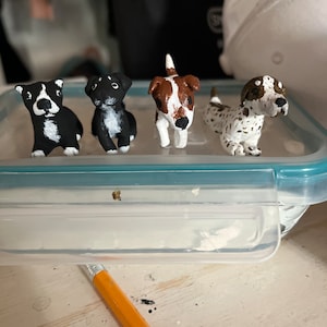 Chiens d&#39;argile personnalisés à la main
