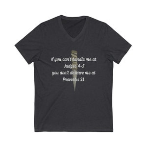 Puede incluir: Camiseta de cuello en V gris oscuro con un estampado gráfico blanco que dice "If you can't handle me at Judges 4-5 you don't deserve me at Proverbs 31". El gráfico también incluye un cuchillo estilizado.