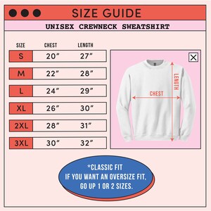 Puede incluir: Tabla de tallas para una sudadera con cuello redondo unisex. La tabla muestra las medidas de pecho y largo en pulgadas para las tallas S, M, L, XL, 2XL y 3XL. La tabla tambi&eacute;n incluye una nota que indica que el ajuste es cl&aacute;sico, y si quieres un ajuste holgado, sube 1 o 2 tallas.