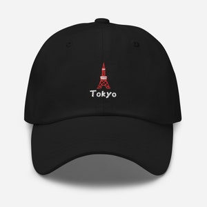 Puede incluir: Gorra de béisbol negra con una Torre de Tokio roja bordada y la palabra "Tokio" en blanco.