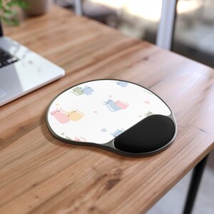 Ergonomic Mouse Pad with Colorful Drawn Cats – Wrist Support, Non-Slip, Memory Foam, Fun Office & Gaming Desk Accessory