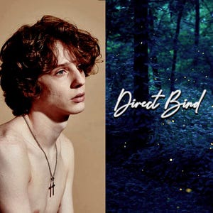 Może przedstawiać: Młoda osoba z kręconymi brązowymi włosami nosząca srebrny łańcuszek z podwójnym krzyżem. Tło to ciemny niebieski las z żółtymi świetlikami.