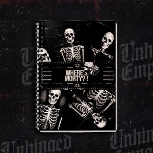 Puede incluir: Cuaderno espiralado en blanco y negro con ilustraciones de esqueletos. El texto "WHERE'S MORTY?!" está presente. El cuaderno tiene una estética oscura y gótica, ideal para tomar notas.