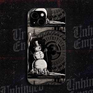 Può includere: Custodia per telefono in bianco e nero con un pupazzo di neve con cappello a cilindro e bastone. Il design include un'illustrazione stilizzata di una scena invernale e il testo "Unhinged Emporium EST 2025".