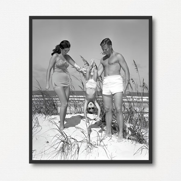 Frau, Mann und Kind spielen am Strand, Vintage schwarz weiß Fotografie Druck, Strand Liebhaber Geschenk, Sommer Geschenk, alte Sommer Fotografie