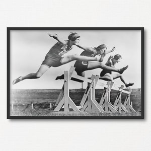 Fotografía de carreras de obstáculos para mujeres, impresión de fotos en blanco y negro vintage, regalo de impresión de pista y campo, arte de pared deportivo, cartel deportivo imprimible