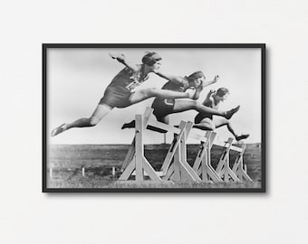 Frauen Hürdenlauf Fotografie, Vintage schwarz weiß Fotodruck, Leichtathletik Geschenk, Sport Wandkunst, druckbare Sport Poster