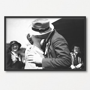 Hombre y mujer besándose, foto antigua en blanco y negro, regalo para amantes del arte, regalo de San Valentín, arte romántico antiguo, fotografía histórica