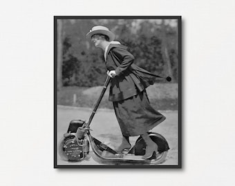 Fotografia d'epoca di una donna in scooter, vecchia stampa